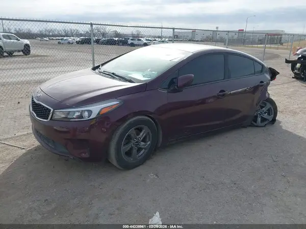 3KPFK4A76JE180858 2018 KIA FORTE - Image 2