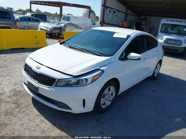 3KPFK4A76JE181511 2018 KIA FORTE - Image 2