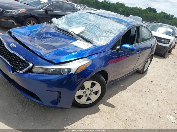 3KPFK4A76JE182853 2018 KIA FORTE - Image 2