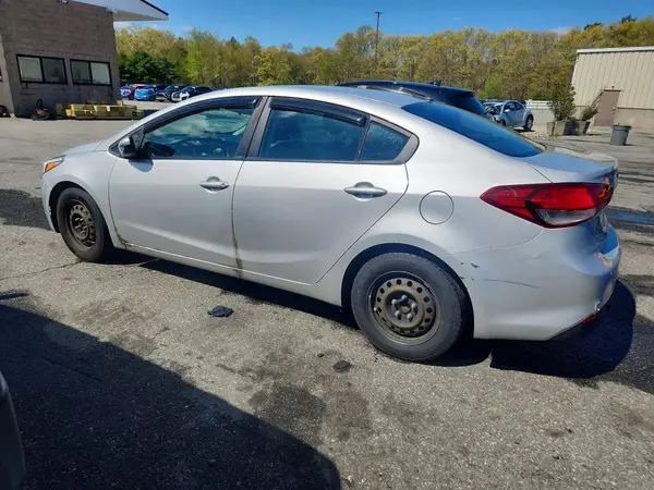 3KPFK4A76JE188863 2018 KIA FORTE - Image 2