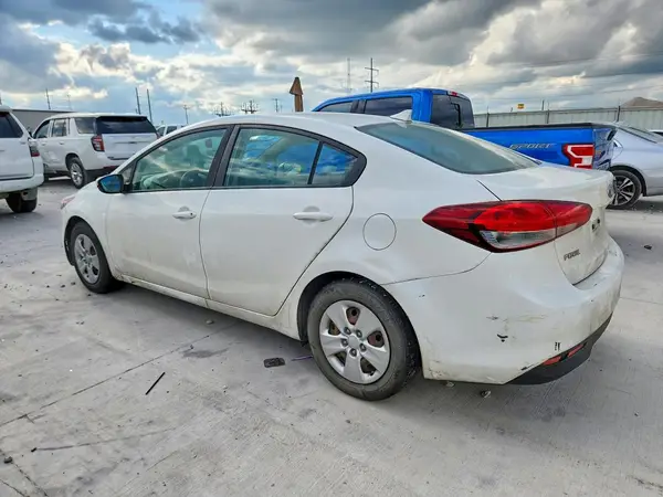 3KPFK4A76JE193223 2018 KIA FORTE - Image 2