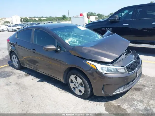 3KPFK4A76JE194226 2018 KIA FORTE - Image 1