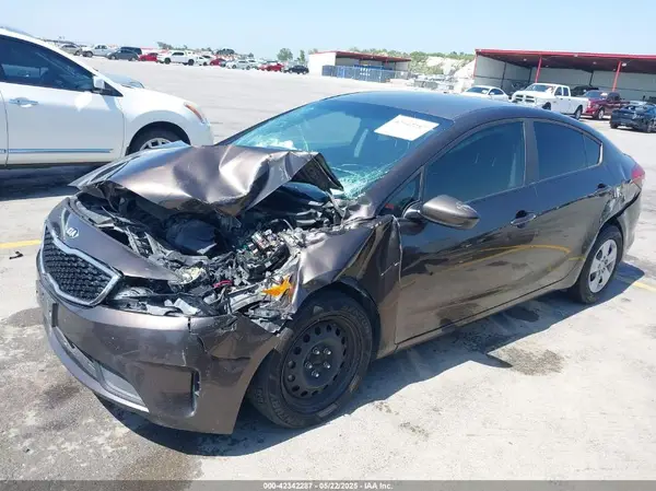 3KPFK4A76JE194226 2018 KIA FORTE - Image 2