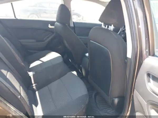 3KPFK4A76JE197191 2018 KIA FORTE - Image 8