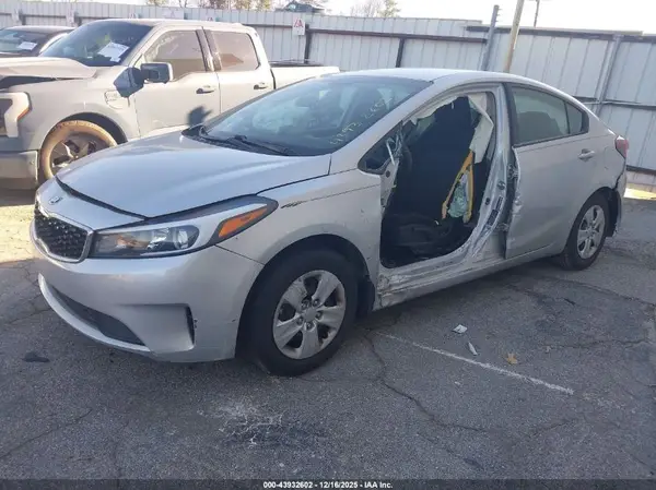 3KPFK4A76JE205449 2018 KIA FORTE - Image 2