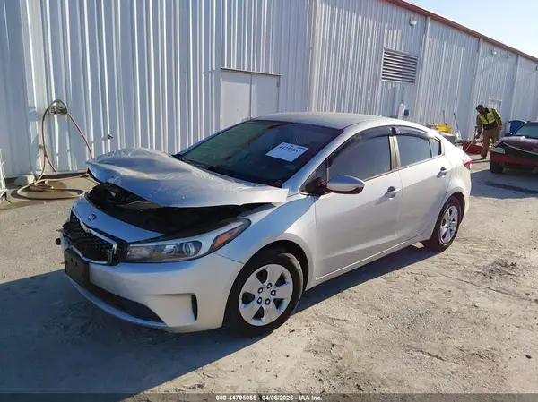 3KPFK4A76JE205693 2018 KIA FORTE - Image 2