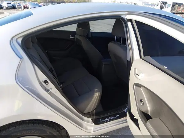 3KPFK4A76JE205693 2018 KIA FORTE - Image 8