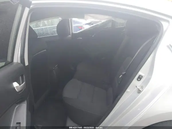 3KPFK4A76JE205970 2018 KIA FORTE - Image 8