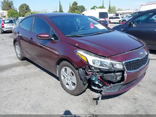 3KPFK4A76JE208335 2018 KIA FORTE - Image 1