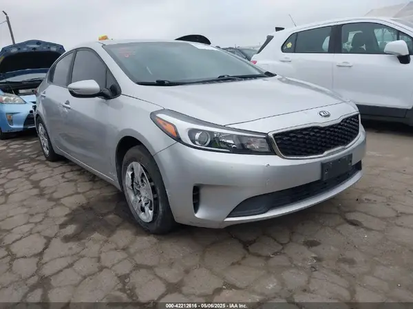 3KPFK4A76JE211350 2018 KIA FORTE - Image 1