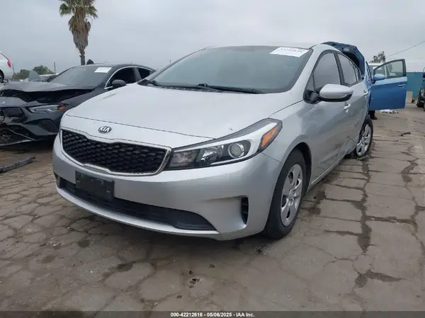 3KPFK4A76JE211350 2018 KIA FORTE - Image 2