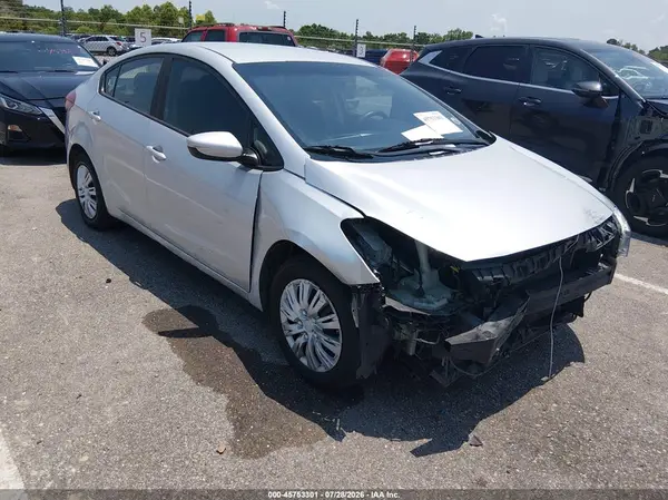 3KPFK4A76JE218573 2018 KIA FORTE - Image 1