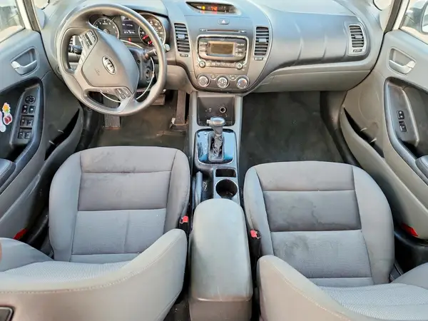 3KPFK4A76JE221330 2018 KIA FORTE - Image 8