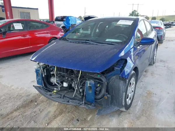 3KPFK4A76JE221814 2018 KIA FORTE - Image 2