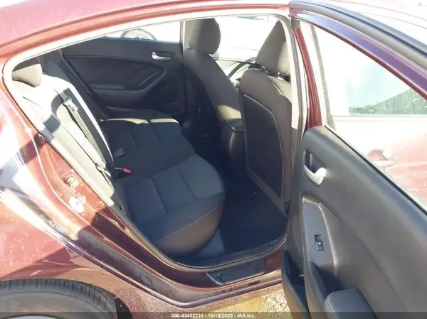 3KPFK4A76JE221988 2018 KIA FORTE - Image 8