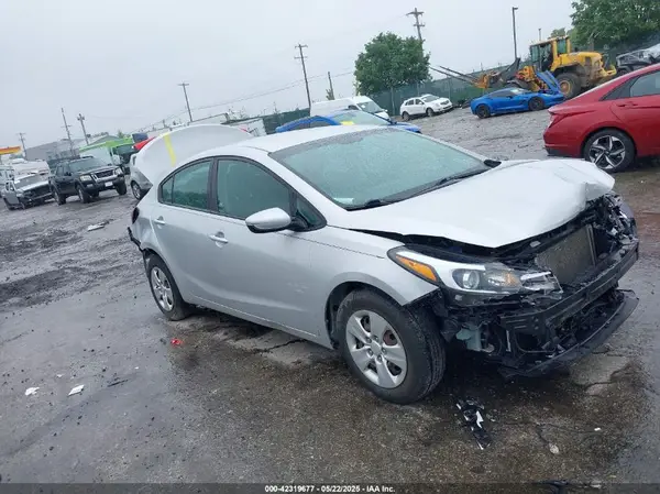 3KPFK4A76JE227807 2018 KIA FORTE - Image 1