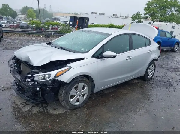 3KPFK4A76JE227807 2018 KIA FORTE - Image 2