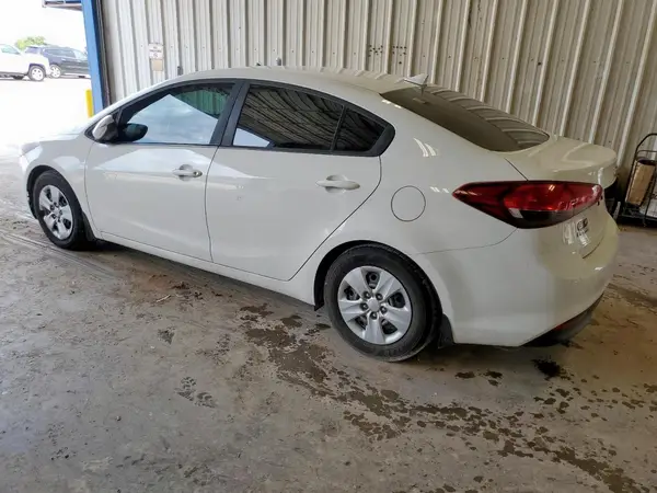 3KPFK4A76JE228620 2018 KIA FORTE - Image 2