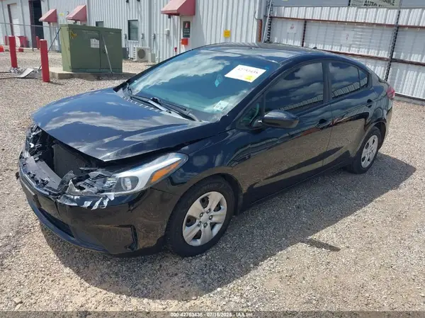 3KPFK4A76JE230965 2018 KIA FORTE - Image 2