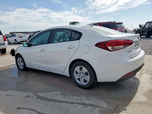 3KPFK4A76JE231498 2018 KIA FORTE - Image 2
