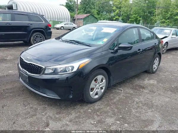 3KPFK4A76JE232327 2018 KIA FORTE - Image 2
