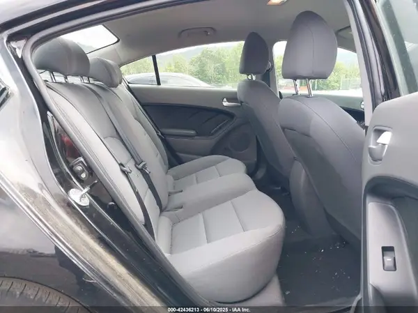 3KPFK4A76JE232327 2018 KIA FORTE - Image 8