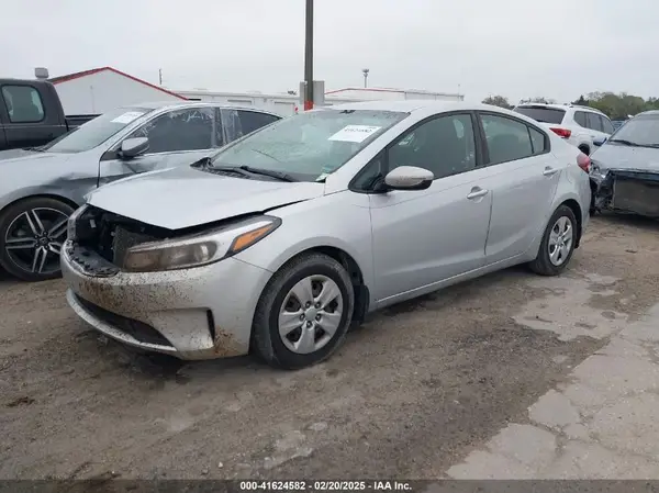 3KPFK4A76JE236717 2018 KIA FORTE - Image 2