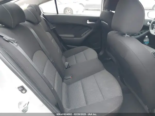 3KPFK4A76JE236717 2018 KIA FORTE - Image 8