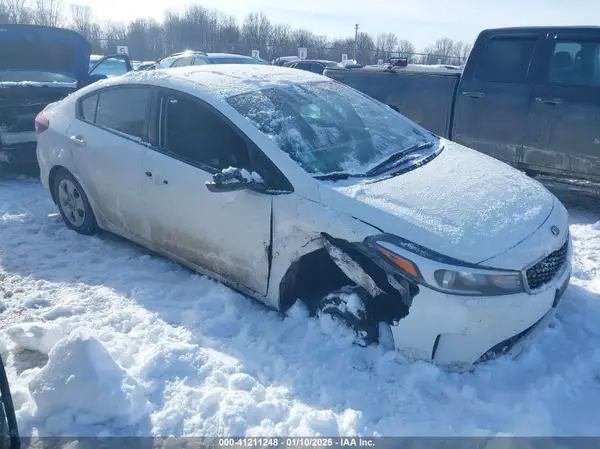 3KPFK4A76JE236975 2018 KIA FORTE - Image 1