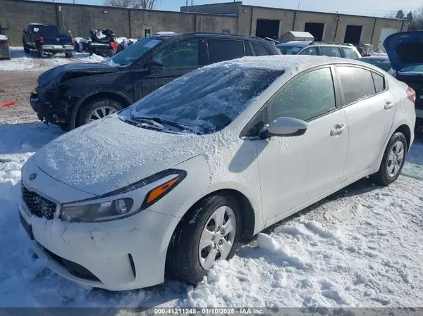3KPFK4A76JE236975 2018 KIA FORTE - Image 2