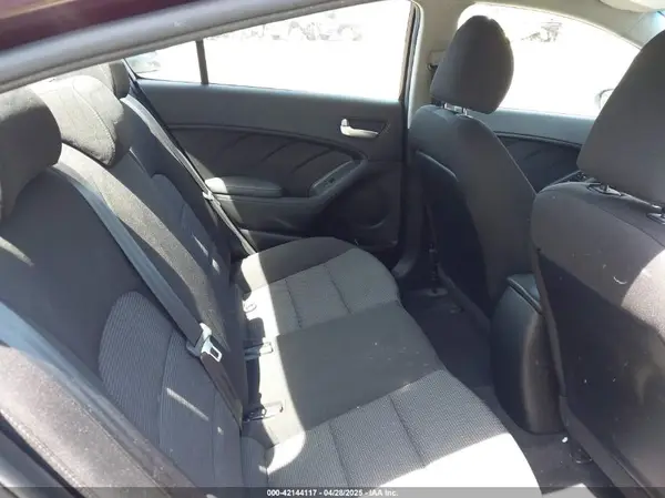 3KPFK4A76JE239391 2018 KIA FORTE - Image 8