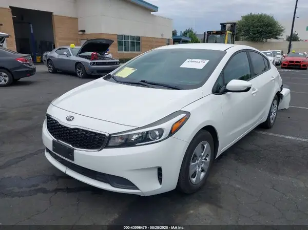 3KPFK4A76JE242453 2018 KIA FORTE - Image 2