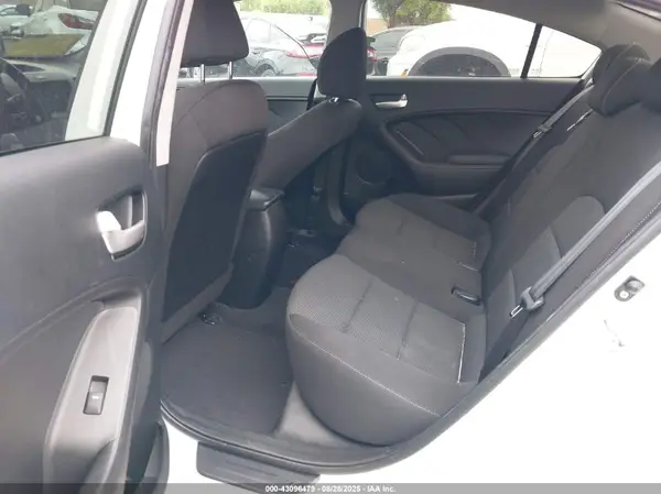 3KPFK4A76JE242453 2018 KIA FORTE - Image 8