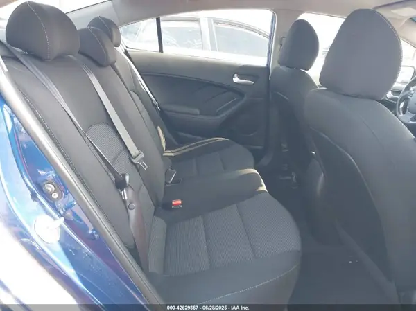 3KPFK4A76JE246695 2018 KIA FORTE - Image 8