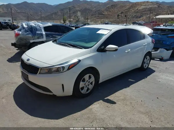 3KPFK4A76JE254389 2018 KIA FORTE - Image 2
