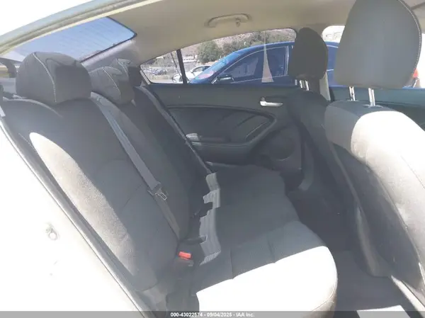 3KPFK4A76JE254389 2018 KIA FORTE - Image 8