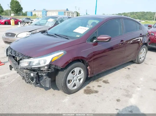 3KPFK4A76JE255087 2018 KIA FORTE - Image 2