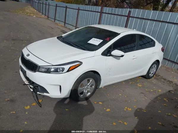 3KPFK4A76JE256854 2018 KIA FORTE - Image 2