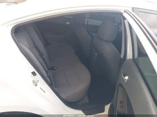 3KPFK4A76JE256854 2018 KIA FORTE - Image 8