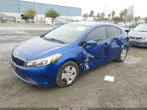 3KPFK4A76JE259432 2018 KIA FORTE - Image 2