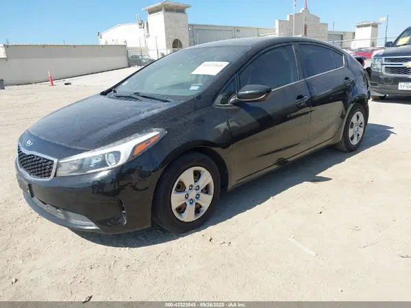 3KPFK4A76JE272861 2018 KIA FORTE - Image 2