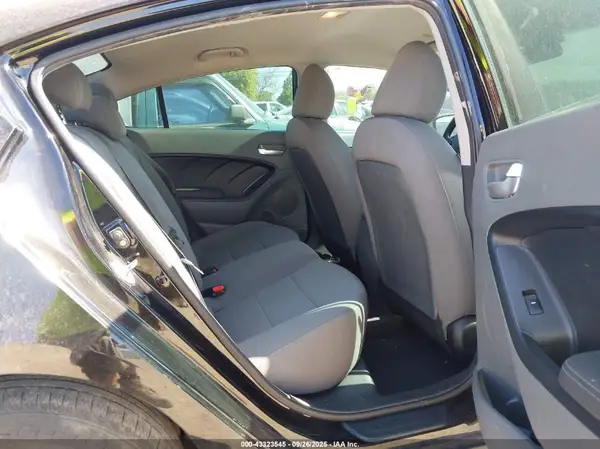 3KPFK4A76JE272861 2018 KIA FORTE - Image 8