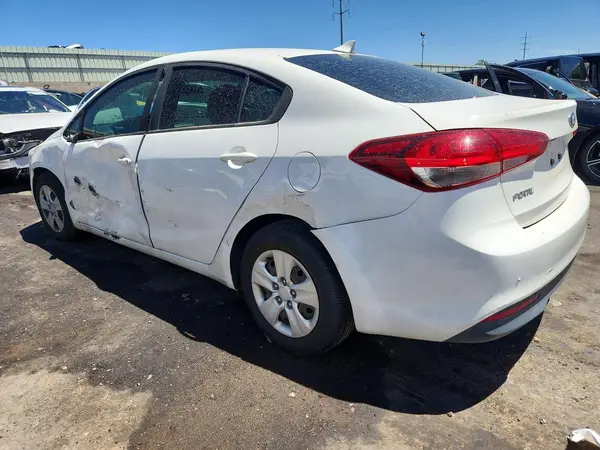 3KPFK4A76JE276313 2018 KIA FORTE - Image 2