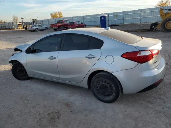 3KPFK4A76JE276988 2018 KIA FORTE - Image 2