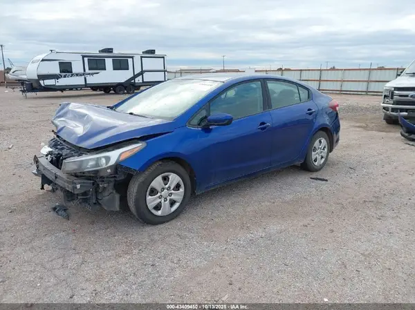 3KPFK4A76JE277705 2018 KIA FORTE - Image 2