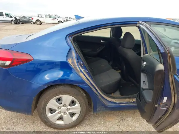 3KPFK4A76JE277705 2018 KIA FORTE - Image 8