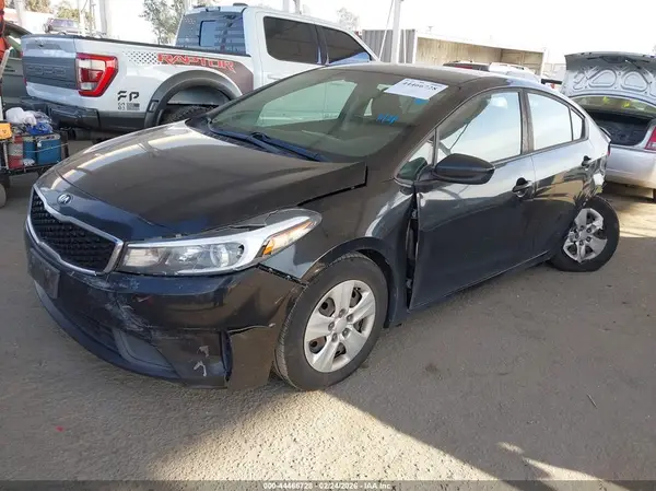 3KPFK4A76JE282340 2018 KIA FORTE - Image 2