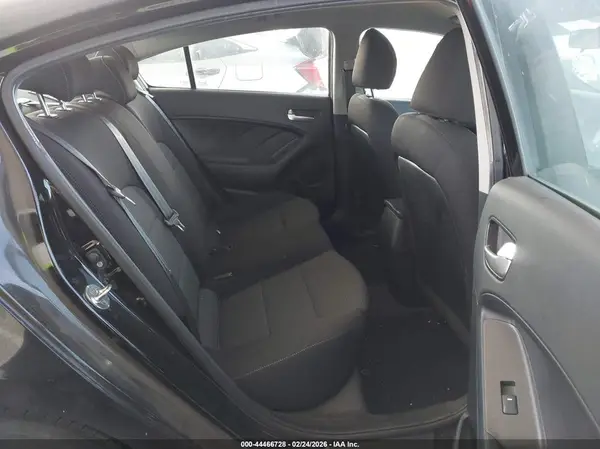 3KPFK4A76JE282340 2018 KIA FORTE - Image 8