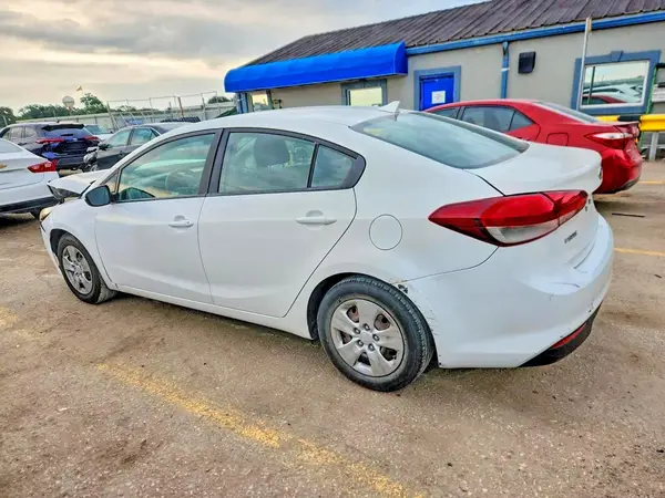 3KPFK4A76JE283326 2018 KIA FORTE - Image 2