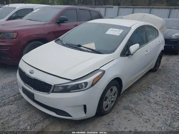 3KPFK4A76JE283648 2018 KIA FORTE - Image 2